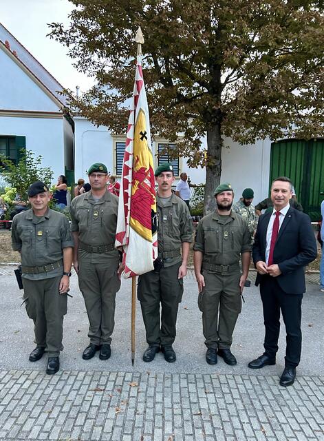 LT-Präsident Robert Hergovich gemeinsam mit Oberst Schadenböck bei der Fahne. | Foto: Büro LT-Präsident