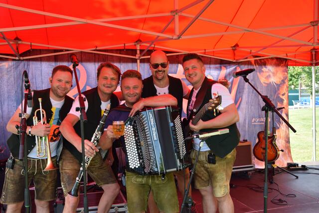 Die Buamteifl mit Patrick Paulitsch 2.v.re.  | Foto: Josef Strohmeier