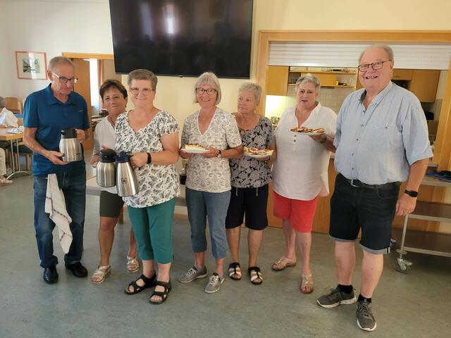 Köstliche Kuchen und Brötchen servierten die Pensionisten von Waldneukirchen beim Pfarrcafe.