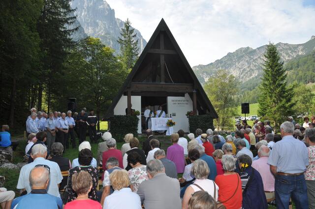 Bei der Bergwachtkapelle im Kaiserbachtal erlebten viele Natur- und Bergfreunde eine stimmungsvolle Gedenkfeier für die Bergtoten im Wilden Kaiser