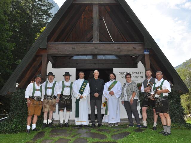 Die beiden Diakone und die Organisatoren (Mitte) mit den Musikanten nach der stimmungsvollen Gedenkfeier vor der Bergwachtkapelle im Kaiserbachtal        