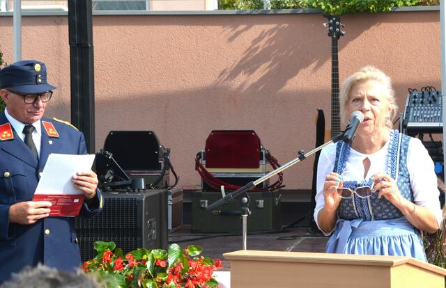 Auch Angelika Hinteregger würdigt die Leistung der Feuerwehr