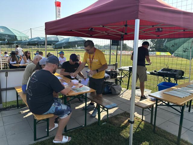 Die Pilotinnen und Piloten mussten sich beim Zelt anmelden. | Foto: Löschnig