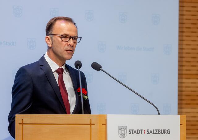 "Wir haben im Arbeitsübereinkommen festgehalten, dass wir in dem Zeitraum, in dem das Neutor wegen der Bautätigkeit der Festspiele geschlossen ist, eine Begegnungszone planen und umsetzen. Es wird sich zeigen, wohin sich der Verkehr verlagert. Das werden wird uns genau anschauen. Wenn die Bauphase der Festspiele beendet ist, werden wir sehen, welche Nutzer dann noch durch das Neutor fahren werden. Klar scheint, dass neben Einsatzfahrzeugen auch Taxi, Busse und wahrscheinlich auch Bewohner:innen weiterhin durch das Neutor fahren können", so Bürgermeister Bernhard Auinger in einer ersten Reaktion. | Foto: Stadt Salzburg/Wildbild