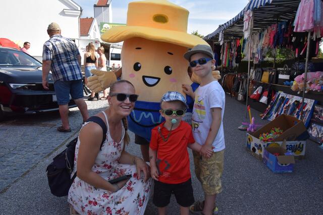Julia mit Noah und Jonas aus Altschwendt posieren vor dem “Wunderwuzzi” beim Sauwald-Erdäpfel-Kirtag in St. Ägidi | Foto: Alois Braid/zema-medien.de