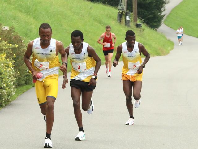 Richard Omaya Atuya (Start-Nr. 2) konnte seine Führung ausbauen, Manuel Innerhofer (rotes Trikot) zwei der drei Kenia-Läufer noch überholen