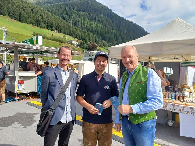 Der Moderator Dominik Walser mit Kapellmeister Thomas Jehle und Haubenkoch Martin Sieberer (v.l.)