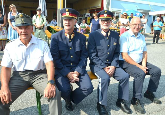 Oberst Udo Hofer, stellvertr. Bezirkskommandant Hannes Micheler, Inspektionskommandant Hans Ramsbacher, Pfarrer Bruno Karnel