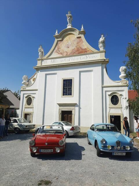 Kulturstopp vor der Spitalskirche in Röhrenbach: Rudi Roubineks seltenes BMW 700 Coupe und Franz Steinbachers kostbarer Alfa Romeo Baujahr 1956.
 | Foto: privat/HB