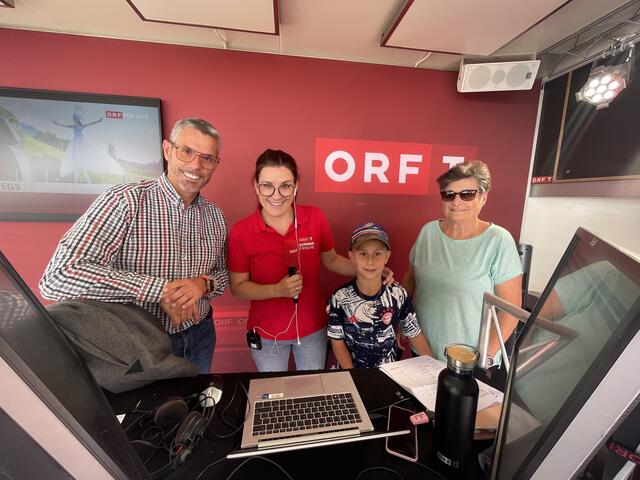 Moderatin Claudia Sala mit Bergbahnenchef Bernhard Schöpf und Besuchern in Imst. | Foto: Perktold