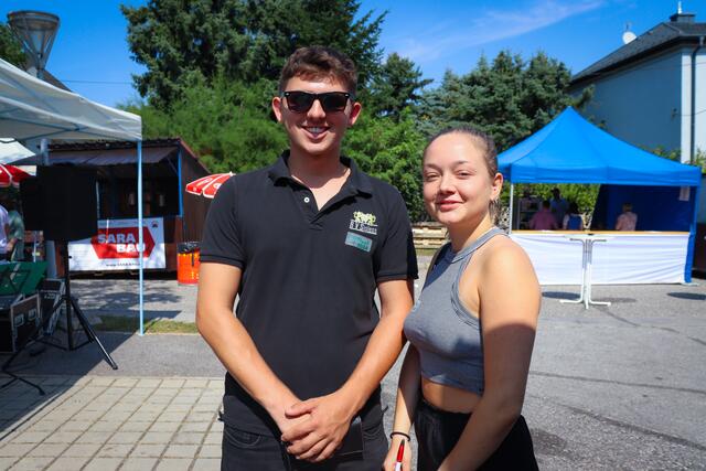 Mit großem Einsatz verkauften Rob und Melina die Tombola-Lose. | Foto: Alejandra Ortiz