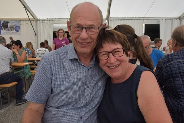 Hans und Maria aus Kopfing lassen es sich gut gehen beim Sauwald-Erdäpfel-Kirtag | Foto: Alois Braid/zema-medien.de