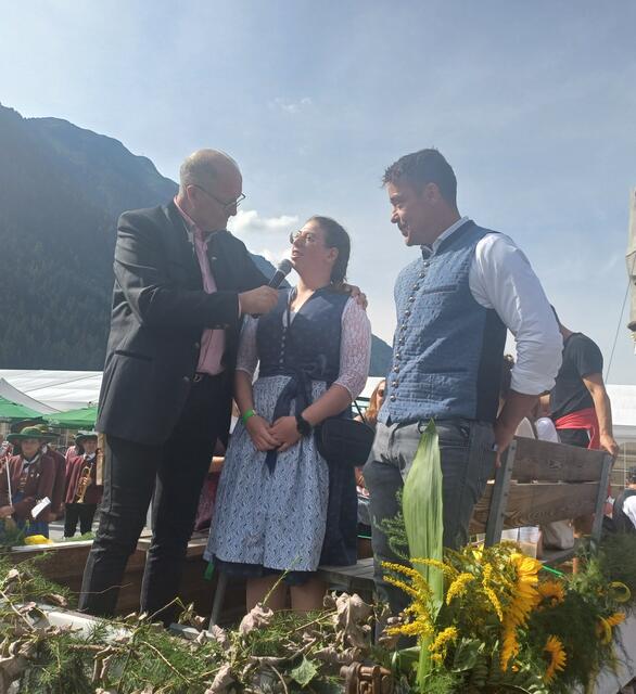 Bgm. Werner Kurz mit der Käsekönigin des Jahres 2023, Michelle Maurer und Vzbgm. Daniel Winkler