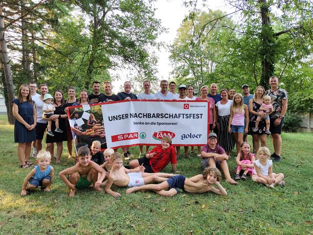 Nachbarinnen und Nachbarn aller Altersgruppen versammelten sich zum Nachbarschaftsfest.