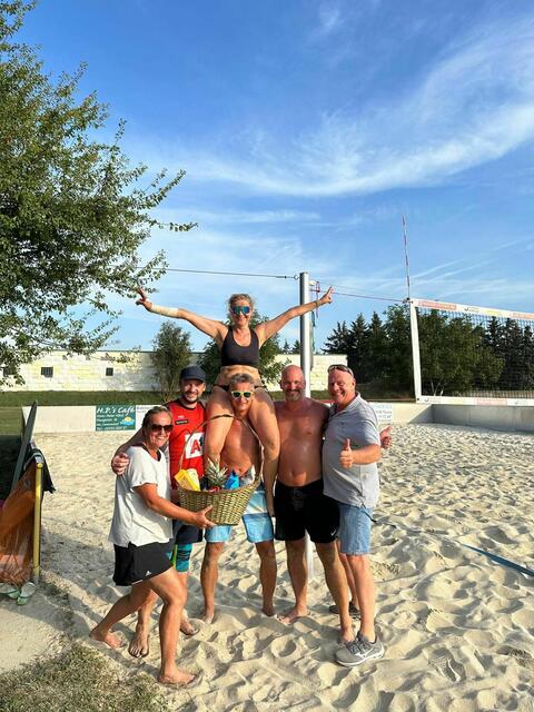 Siegerteam Hinkelsteine: Hasima, René, Philipp und Ralf gemeinsam mit Angela und Peter Wolf.