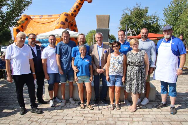 Der Dritte Nationalratspräsident Norbert Hofer (Mitte) war prominenter Gast beim Familienfest, das die FPÖ-Ortsgruppe Wörterberg abhielt. | Foto: Martin Wurglits