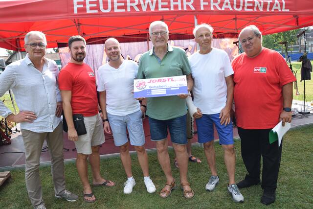 Hauptpreisgewinner Alois Perko 4.v.l. mit Vizebgm.Günter Steinbauer, SPÖ Vorsitzenden Robert Sackl, Joachim Gratzer von der Steiermärkischen Sparkasse Bgm.Bernd Hermann, sowie Moderator GK. Michael Nebel

 | Foto: Josef Strohmeier