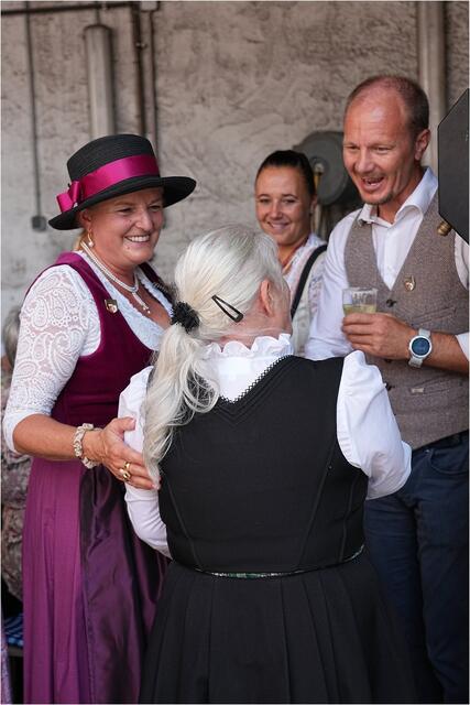 Angelika Rott (li.) darf sich über ein gelunges Fest freuen. | Foto: Erich Staudinger