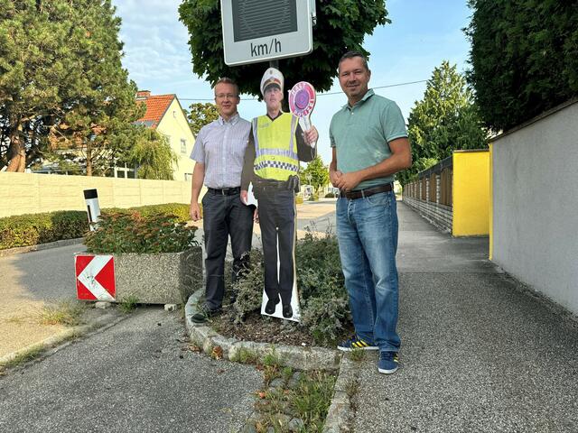 Verkehrsreferent Manfred Leitner und Bürgermeister Markus Hofko präsentieren die neuen Pappkameraden.  | Foto: Foto: Gemeinde Pasching