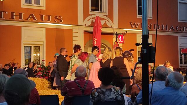  Vorm Gasthaus Windhager ging die Post ab.  | Foto: Günther Koch 