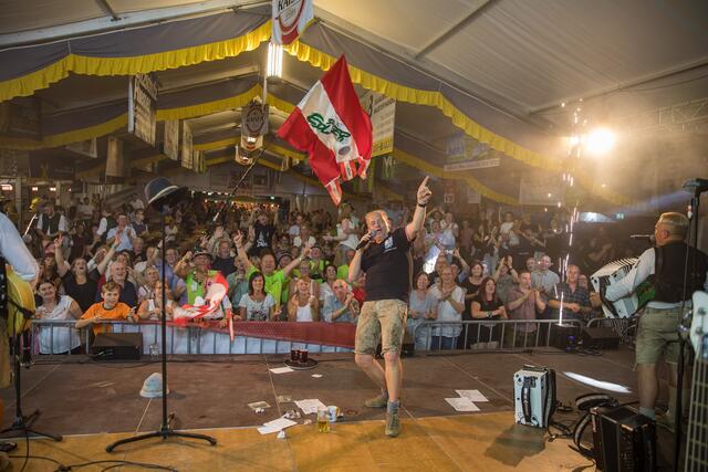 Die Edlseer heizten am Samstag im Zelt so richtig ein. | Foto: FF Laimbach