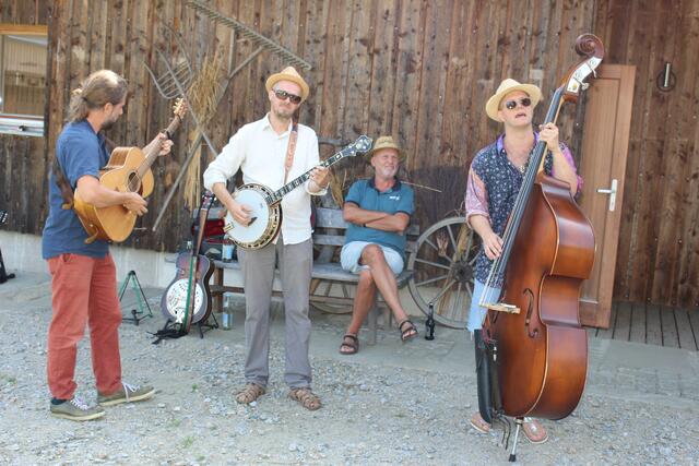Die Gruppe Wanjo Banjo aus dem waldviertel spielte Folk, Hillibilly und Wiener Lieder.  | Foto: Robert Cupak