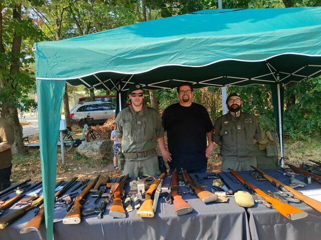 V.l. Christian Preiner, Fritz Heider und Jürgen Wohlfart betreuten den Stand "Historische Waffen" | Foto: Victoria Nagy