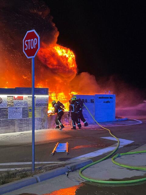 Drei Baufahrzeuge standen beim Eintreffen der Feuerwehr in Vollbrand. | Foto: FF Himberg