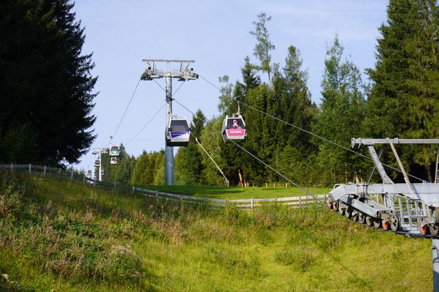Die pinke Vorsorge-Gondel bei ihrer ersten Fahrt auf die Bergstation.  | Foto: Alicia Martin Gomez