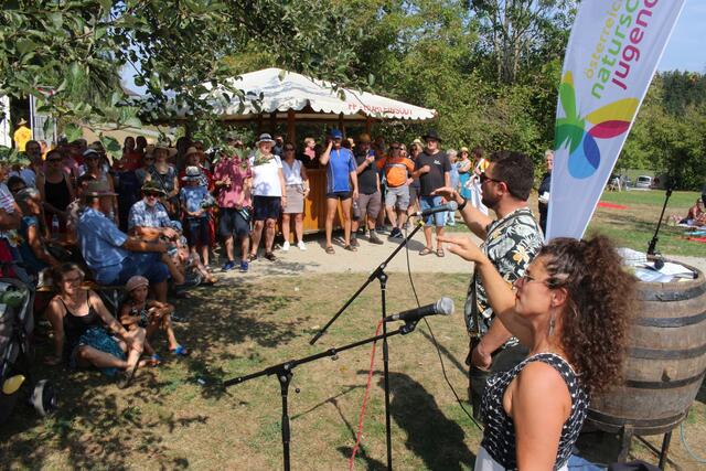 Viel Begeisterung zeigten die Besucher beim aufjodeln zur Eröffnung des diesjährigen Wiesensitzen, tanzen und liegen am Sonntag am Unterkagererhof.  | Foto: Robert Cupak