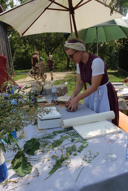 Eine Bereicherung war auch der Wiesenblaudruck mit den Künstlerinnen Verena Kroupa.  | Foto: Robert Cupak