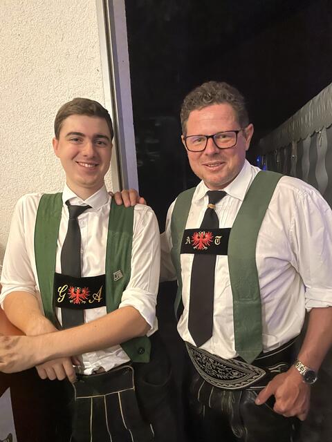 Flügelhornist Andreas Gleinser debütierte als Tontechniker, im Bild mit Kapellmeister Andreas Töchterle. | Foto: Mair