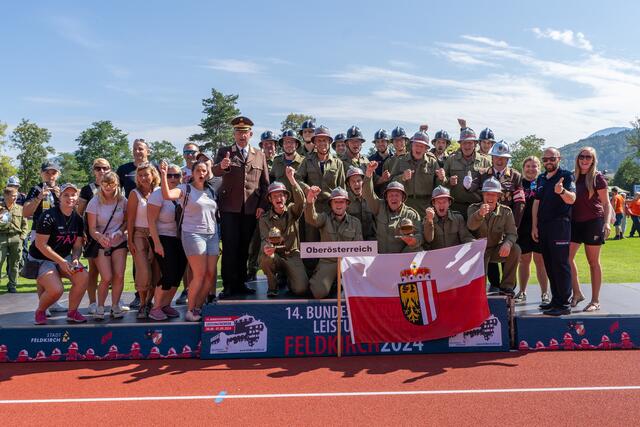 Das Team Redleiten 1 freute sich über den Sieg in Vorarlberg und feierte mit den Fans den großartigen Erfolg.
 | Foto: August Thalhammer