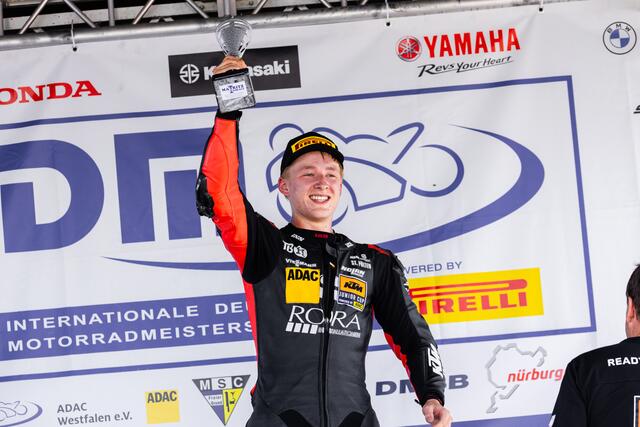 Luis Rammerstorfer jubelt über den Sieg im KTM Junior Cup. | Foto: Damon Teerink