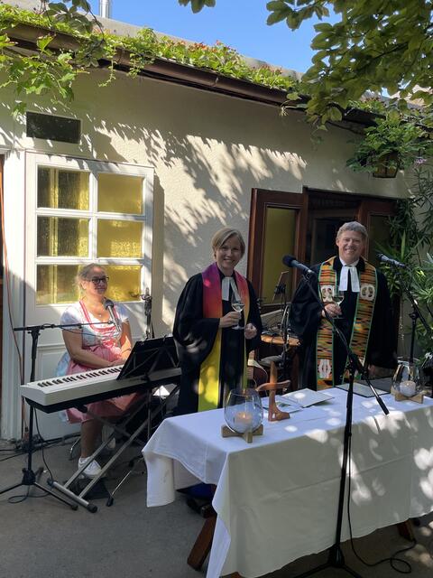Pfarrer Markus Lintner, Pfarrerin Anne Tikkanen-Lippl und Dorothea Polster. | Foto: Evangelische Pfarre Mödling