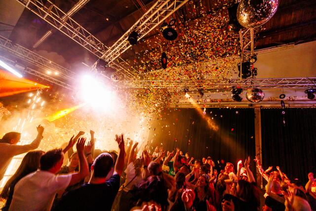 Auf die Plattenteller kommen die Allzeit-Klassiker und coolsten Songs der 70er sowie die besten 80er Disco Classics und kultigsten 90er. | Foto: zVg.