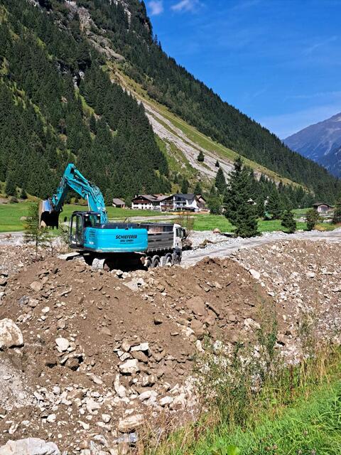 Zahlreiche Bagger sind im Pitztal im Einsatz, um größere Schäden zu vermeiden. | Foto: Haid
