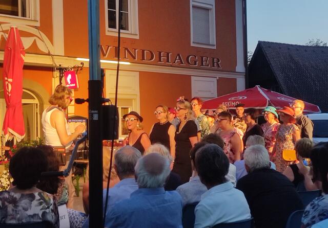 Die vom Liebestrank betörte Damen Schar.  | Foto: Günther Koch 