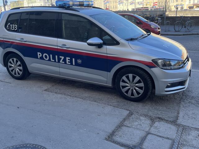 Eine Pkw-Lenkerin aus Straubing kollidierte laut Polizei mit einem entgegenkommenden Motorradfahrer aus St. Pantaleon. 
 | Foto: Emanuel Hasenauer (Symbolbild)