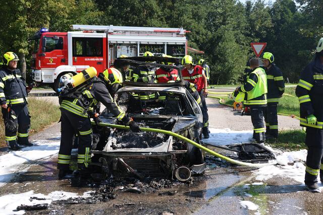 Nichts mehr übrig: Das Feuer vernichtete den Pkw vollends. | Foto: laumat.at/Matthias Lauber