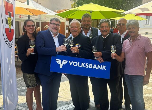 Lena Sattmann vom Stadtmarketing Mistelbach, Regionaldirektor Rudolf Riener, ÖKB Hauptbezirksobmann Walter Kirchsteiger, ÖKB Bezirksverband Mistelbach Obmann Stellvertreter Josef Kohzina, ÖKB Stadtverbandsobmann Mistelbach Walter Ofenauer, Regionaldirektor Stellvertreter Harald Ullmann und Peter Harrer vom Stadtmarketing Mistelbach. | Foto: ÖKB