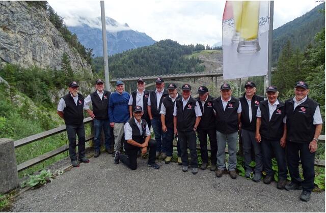 Erinnerungsfoto: Wolfgang Zobl, Heribert Köhler, Edi Zitt, Albert Weirather, Joachim Freudig,  Norbert Gebhart, Gernot Rief, Edmund Lochbihler, Franz Rief, Fritz Bongartz, Herbert Müller, Hermann Gehring, kniend: Heinz Bernhard (v.l.)
 | Foto: Heinz Bernhard