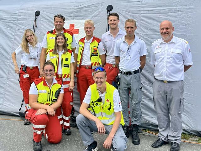 Ein Teil des Sanitätsteams des Roten Kreuzes Pinzgau mit Bezirksrettungskommandant Thomas Huber (rechts). | Foto: Rotes Kreuz Salzburg