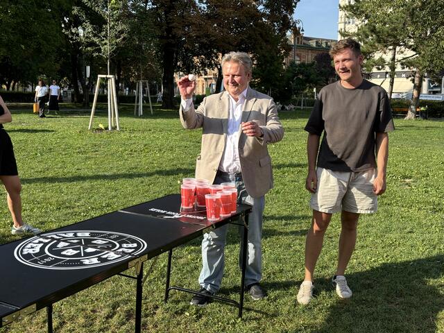 Beim Bier-Pong versuchte auch Ludwig sein Glück ... | Foto: Barbara Schuster/MeinBezirk