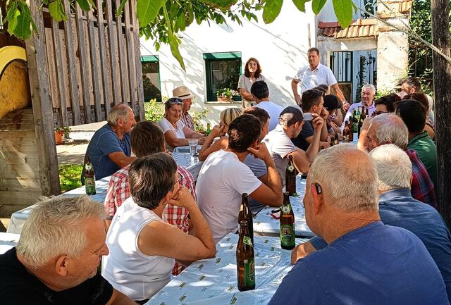 NR Manfred Hofinger und Andrea Holzner beim Hofgespräch am landwirtschaftlichen Betrieb von Günter Steinhögl in Altheim. | Foto: BB/Seiringer