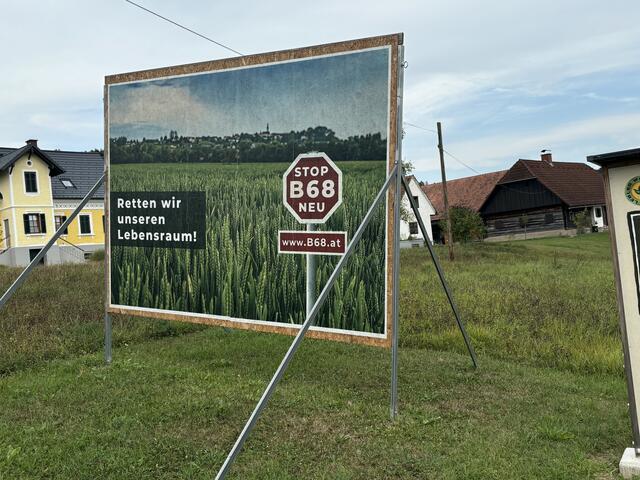 "Stop B 68 neu" ist in Fladnitz zu lesen, die Bürgerinitiative bekommt nun auch Rückenwind aus Wien.  | Foto: MeinBezirk