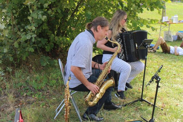 Die Gruppe SpielZEUGS (Klezmer, Swing, Jazz, Musette, Balkan Grooves) sopielte auch in der Obstwiese auf.  | Foto: Robert Cupak
