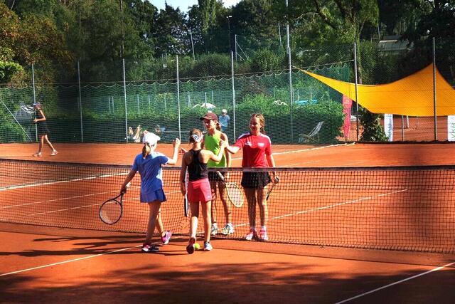 Die jungen Nachwuchssportlerinnen zeigten trotz der hohen Temperaturen tolle Leistungen am Tenniscourt.