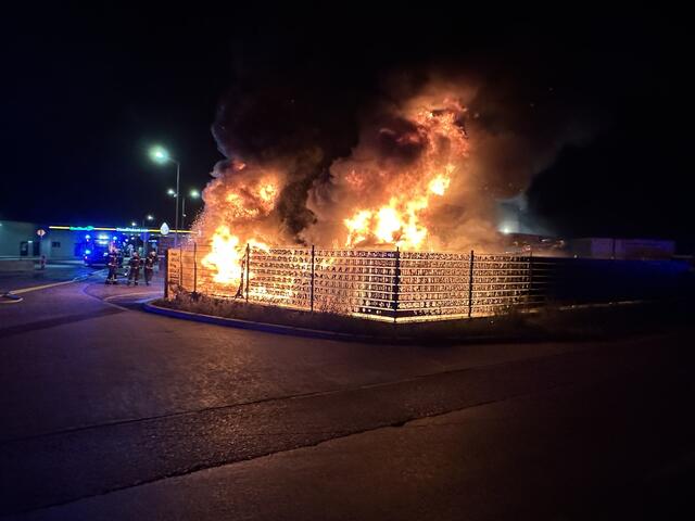 Über 70 Mitglieder von vier Feuerwehren kämpften stundenlang gegen die Flammen. | Foto: FF Himberg