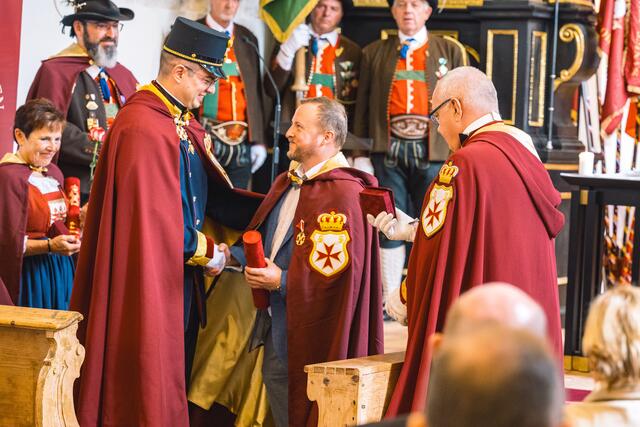 Der Prior von Tirol Christoph Hofer mit Postulant Benjamin Vötter | Foto: Pernsteiner